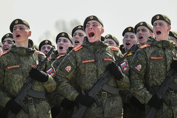 بروفة العرض العسكري بمناسبة الذكرى الـ 77 لعيد النصر على ألمانيا النازية في حقل ألابينو العسكري في ضواحي موسكو، 18 أبريل 2022 - سبوتنيك عربي