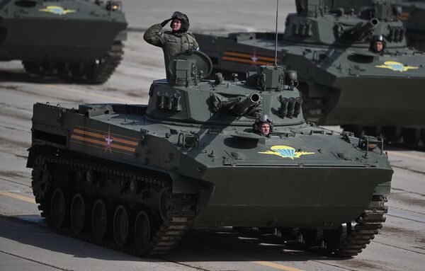 مركبات قتالية محمولة جوا بي ام دي-4 خلال بروفة العرض العسكري بمناسبة الذكرى الـ 77 لعيد النصر على ألمانيا النازية في حقل ألابينو العسكري في ضواحي موسكو، 18 أبريل 2022 - سبوتنيك عربي