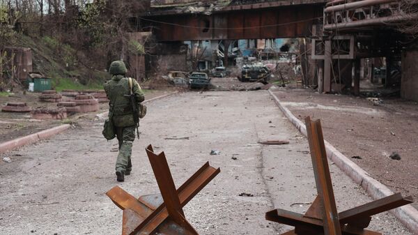 معدات عسكرية أوكرانية محروقة في مصنع المعادن باسم لينين المحرر في ماريوبول، أوكرانيا 18 أبريل 2022 - سبوتنيك عربي