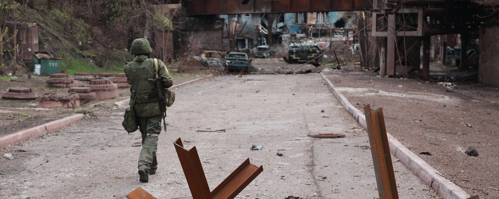 معدات عسكرية أوكرانية محروقة في مصنع المعادن باسم لينين المحرر في ماريوبول، أوكرانيا 18 أبريل 2022 - سبوتنيك عربي, 1920, 01.05.2023