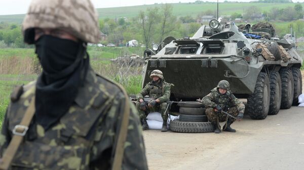 الجيش الأوكراني بالقرب من قرية أندرييفسكويه بالقرب من مدينة سلافيانسك، منطقة دونيتسك، حيث اعترض السكان المحليون قافلة من ناقلات جند مدرعة تابعة للجيش الأوكراني، 2 مايو 2014 - سبوتنيك عربي