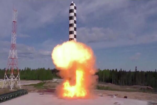 وزارة الدفاع الروسية تنشر صورا لاختبار ناجح لاطلاق صاروخ باليستي سارمات - سبوتنيك عربي