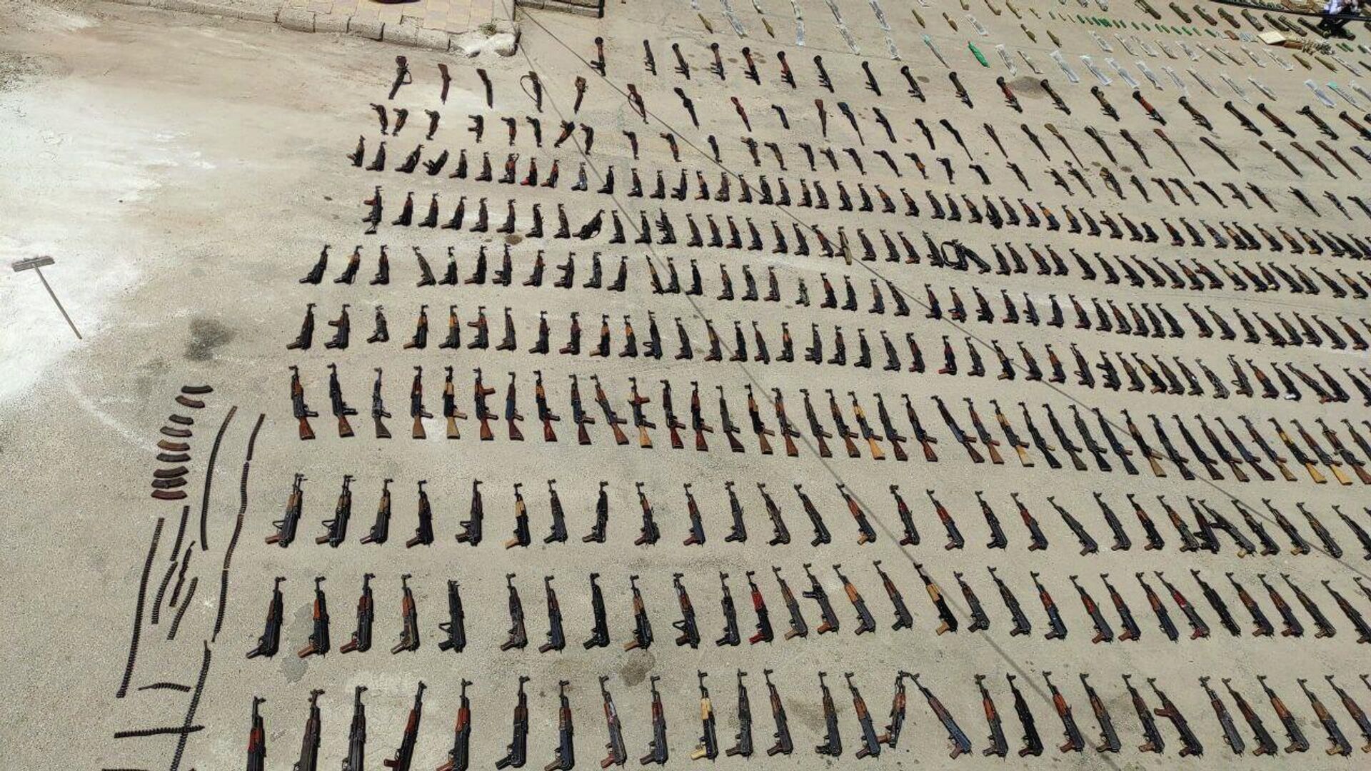 بعضها أمريكي.. الأجهزة الأمنية السورية تستعيد كمية ضخمة من الأسلحة في درعا - سبوتنيك عربي, 1920, 20.04.2022