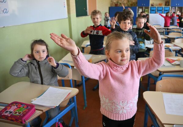 عودة مدرسة رقم 53 إلى العمل بعد تحرير ماريوبول من القوميين الأوكرانيين، 20 أبريل 2022 - سبوتنيك عربي