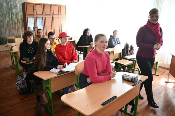 عودة مدرسة رقم 53 إلى العمل بعد تحرير ماريوبول من القوميين الأوكرانيين، 20 أبريل 2022 - سبوتنيك عربي