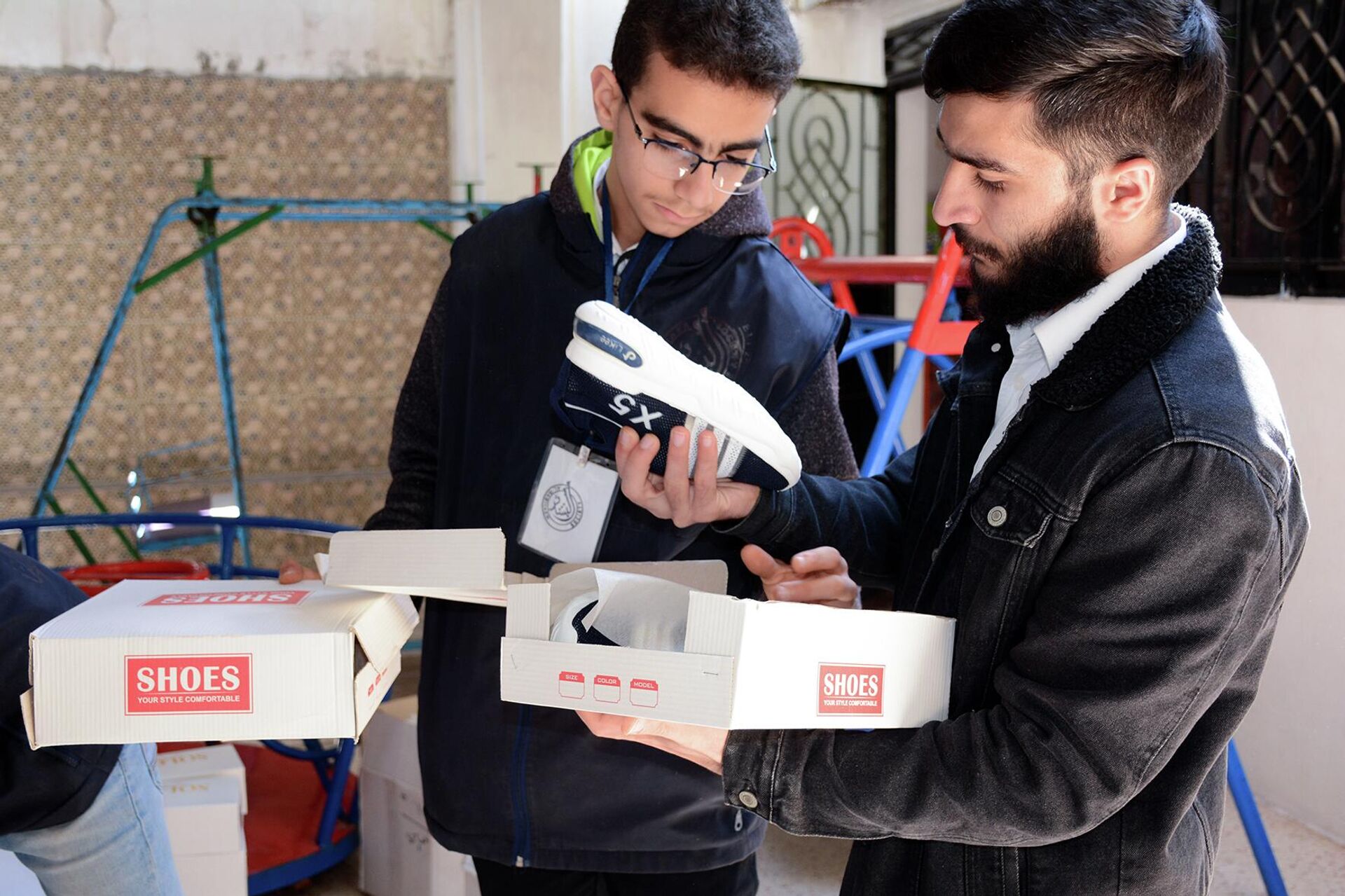 جمعية خيرية توزّع ملابس وهدايا العيد على أيتام وفقراء اللاذقية - سبوتنيك عربي, 1920, 21.04.2022