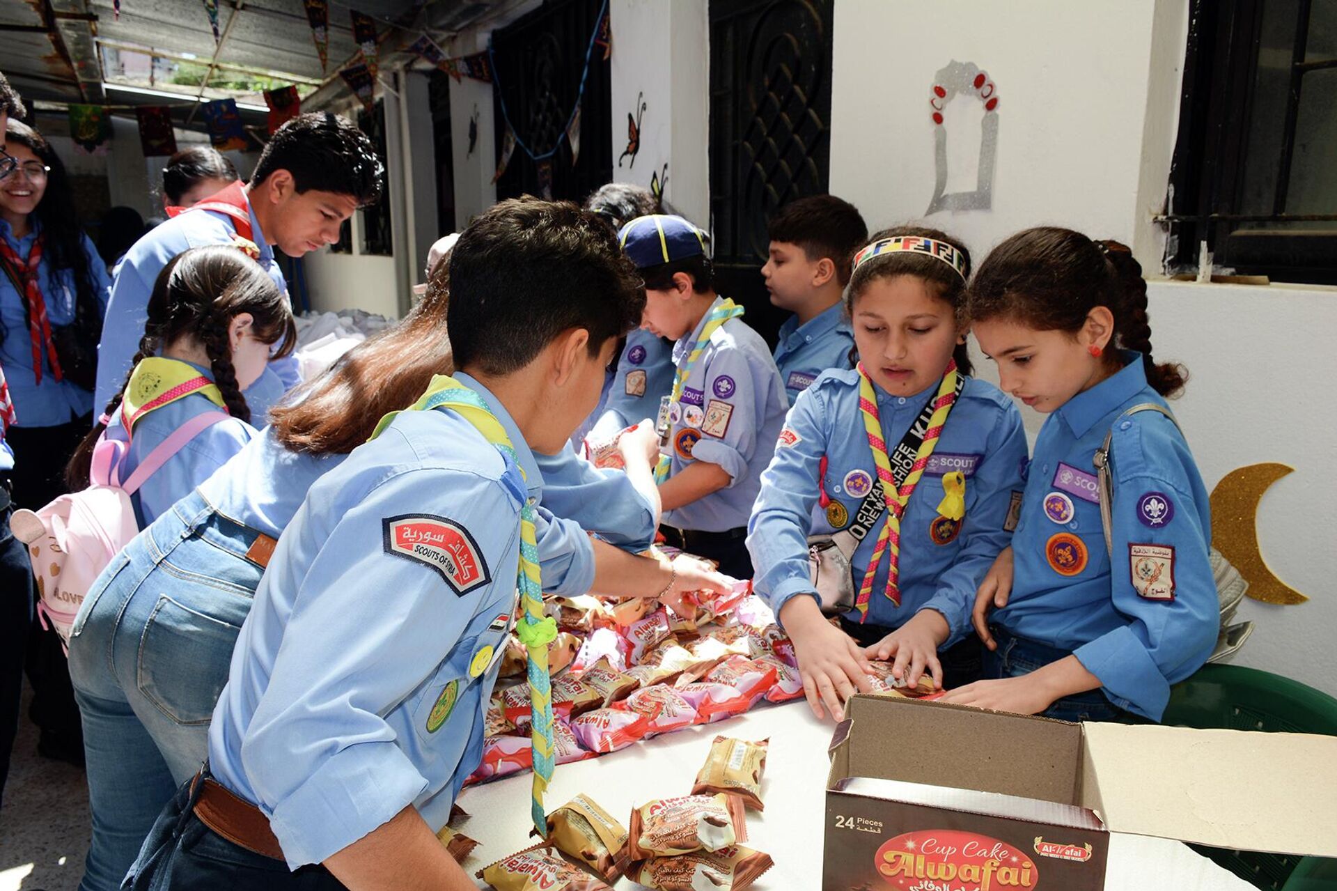 جمعية خيرية توزّع ملابس وهدايا العيد على أيتام وفقراء اللاذقية - سبوتنيك عربي, 1920, 21.04.2022