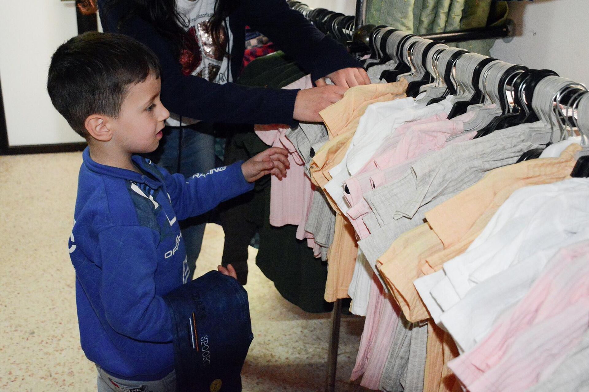 جمعية خيرية توزّع ملابس وهدايا العيد على أيتام وفقراء اللاذقية - سبوتنيك عربي, 1920, 21.04.2022