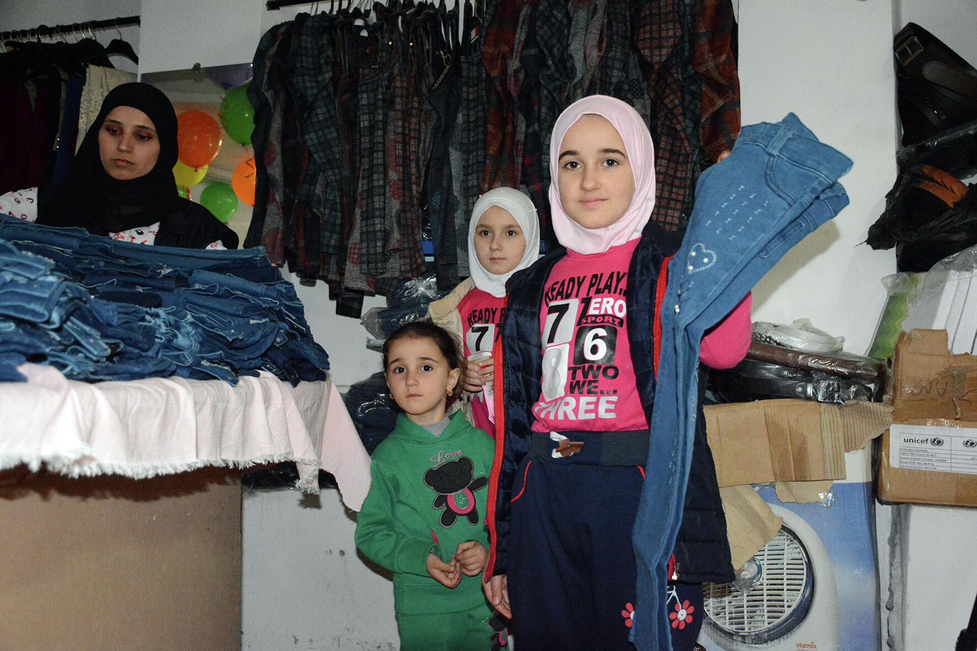 جمعية خيرية توزّع ملابس وهدايا العيد على أيتام وفقراء اللاذقية - سبوتنيك عربي, 1920, 21.04.2022