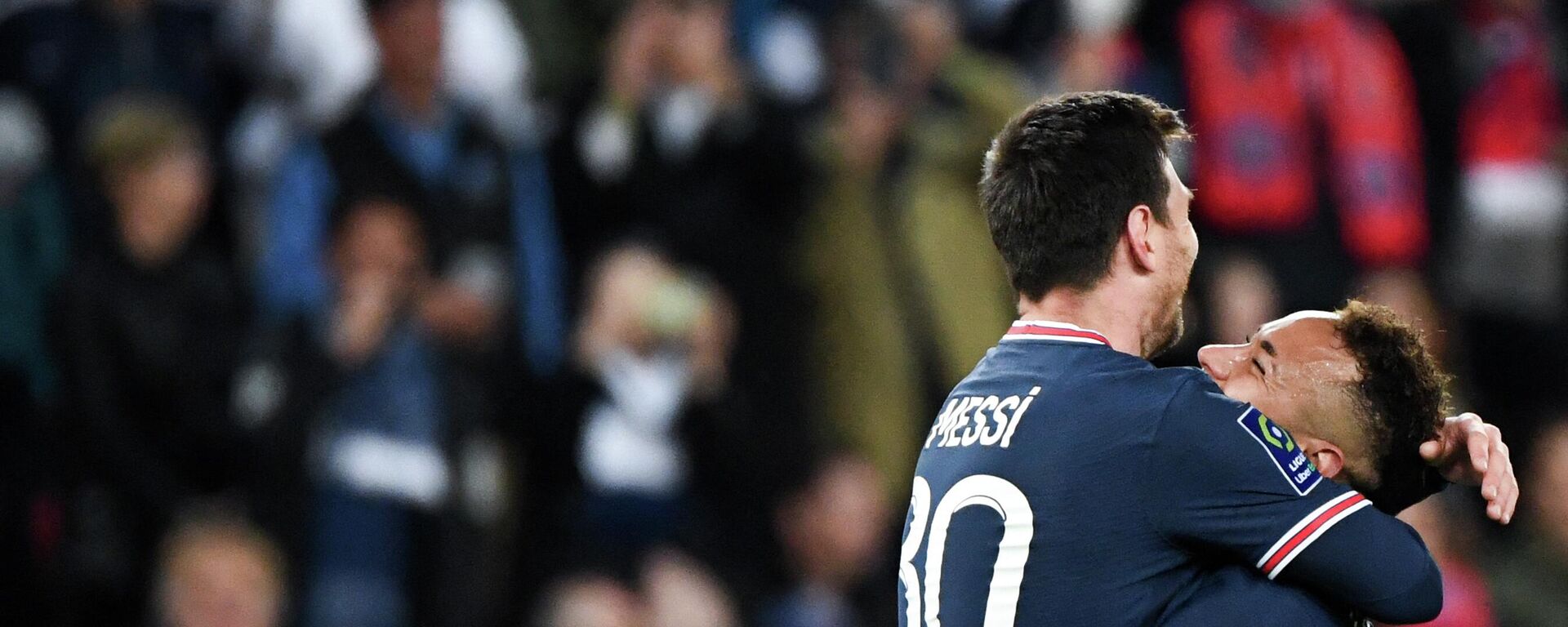 ميسي يحتضن نيمار بعد هدفه في لانس وباريس يتوج بطلا للدوري الفرنسي، السبت 23 أبريل 2022 - سبوتنيك عربي, 1920, 23.04.2022