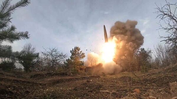 إطلاق صاروخ منظومة إسكندر لتدمير حظائر الطائرات بالمعدات العسكرية والذخيرة للقوات المسلحة الأوكرانية، 25 أبريل 2022 - سبوتنيك عربي