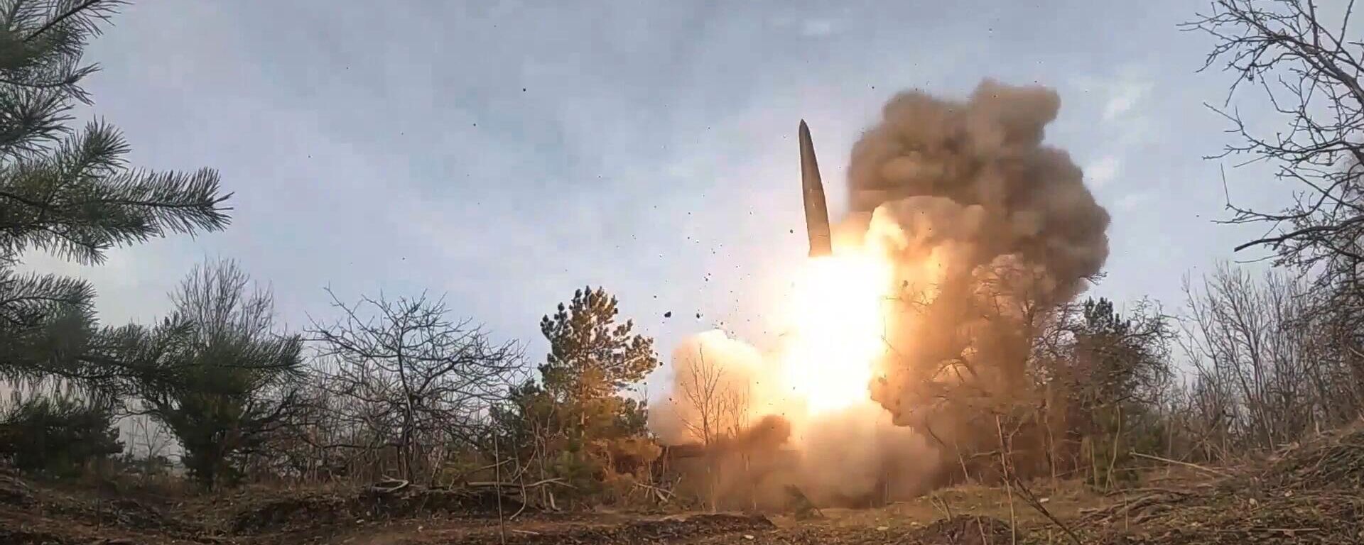 إطلاق صاروخ منظومة إسكندر لتدمير حظائر الطائرات بالمعدات العسكرية والذخيرة للقوات المسلحة الأوكرانية، 25 أبريل 2022 - سبوتنيك عربي, 1920, 26.06.2023