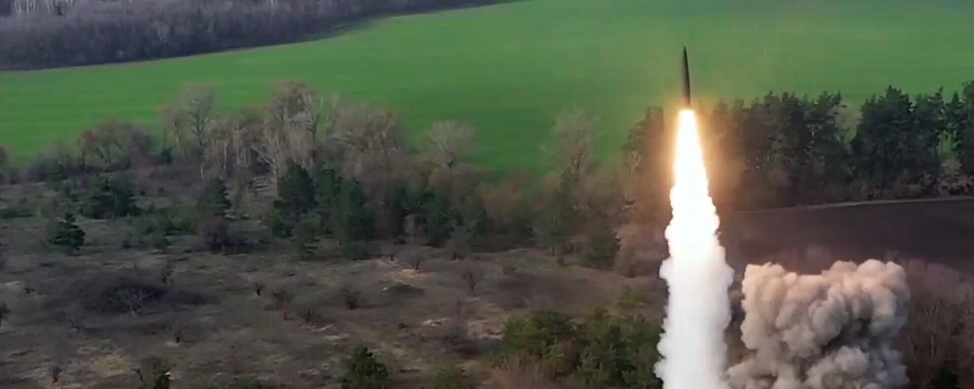 إطلاق صاروخ منظومة إسكندر لتدمير حظائر الطائرات بالمعدات العسكرية والذخيرة للقوات المسلحة الأوكرانية، 25 أبريل 2022 - سبوتنيك عربي, 1920, 28.06.2024