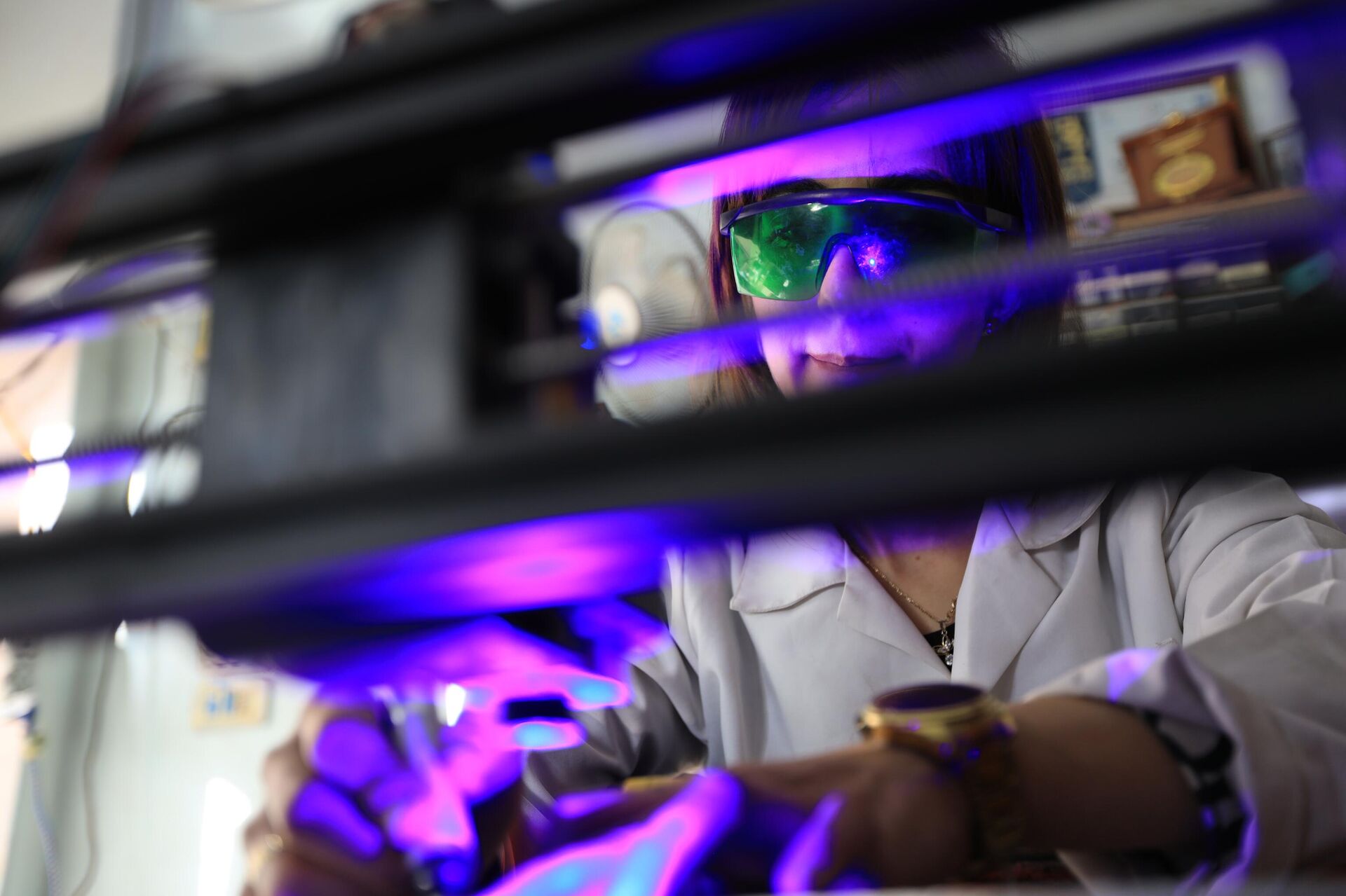 الحب أم الاختراع.. شابة سورية تغزل (قدمين) لأختها الصغيرة التي شلّتها الحرب - سبوتنيك عربي, 1920, 25.04.2022