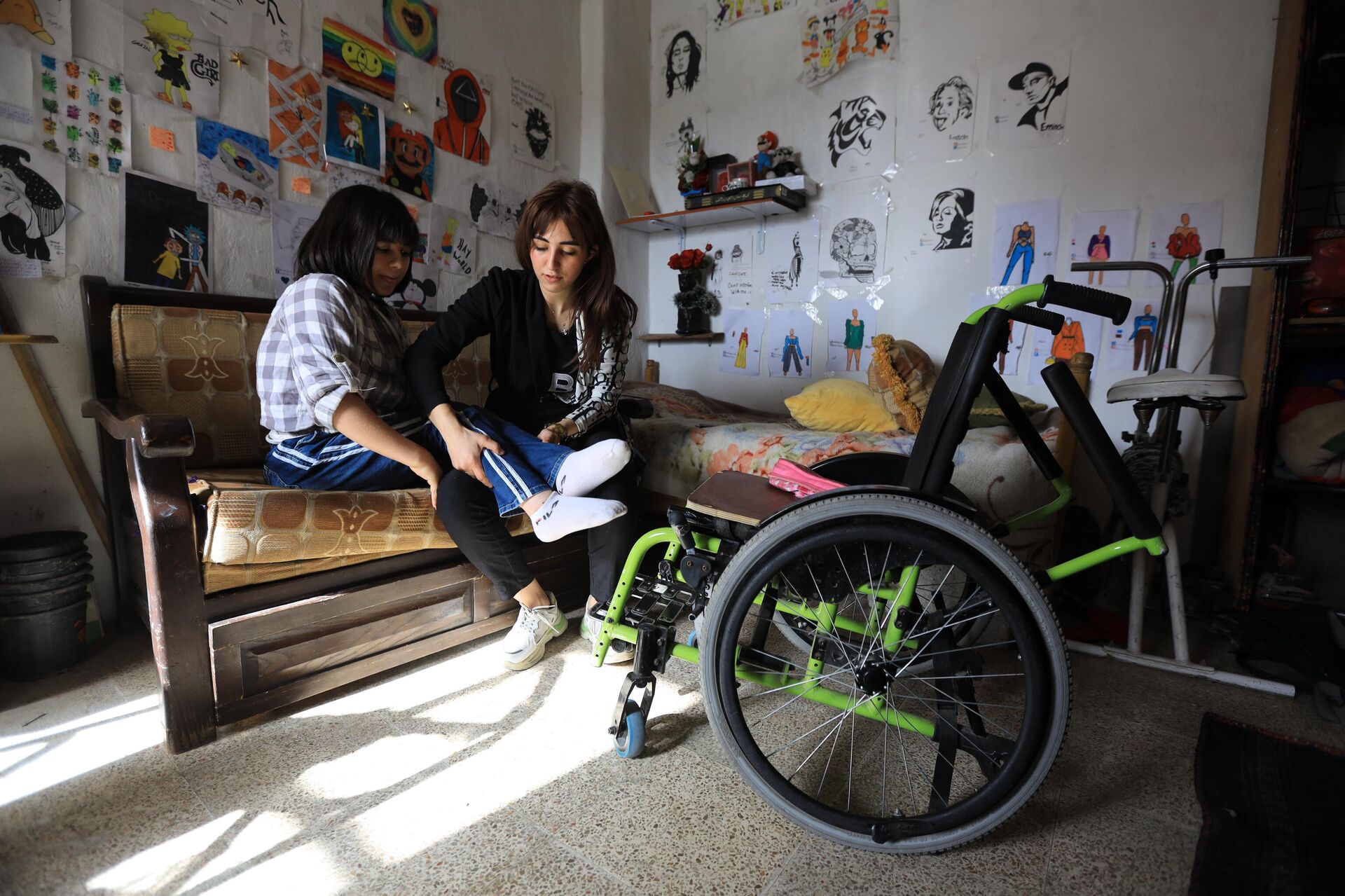 الحب أم الاختراع.. شابة سورية تغزل (قدمين) لأختها الصغيرة التي شلّتها الحرب - سبوتنيك عربي, 1920, 25.04.2022