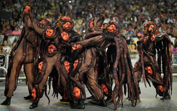 راقصون من مدرسة Gavioes da Fiel samba يؤدون عرضًا خلال عرض كرنفال في ساو باولو، البرازيل، 24 أبريل 2022. - سبوتنيك عربي