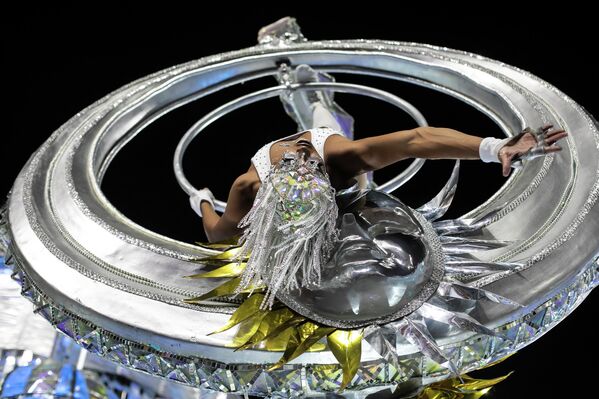 فنان من عروض مدرسة فيرادورو سامبا خلال احتفالات الكرنفال في ريو دي جانيرو، البرازيل ، 23 أبريل 2022. - سبوتنيك عربي