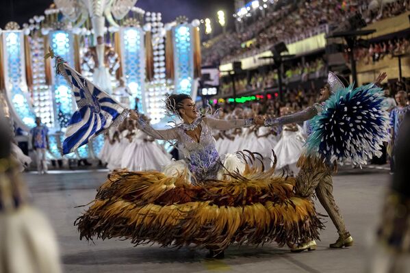 فنانون من موكب مدرسة بورتيلا سامبا على عوامة خلال احتفالات الكرنفال في ريو دي جانيرو، البرازيل، 24 أبريل 2022. - سبوتنيك عربي