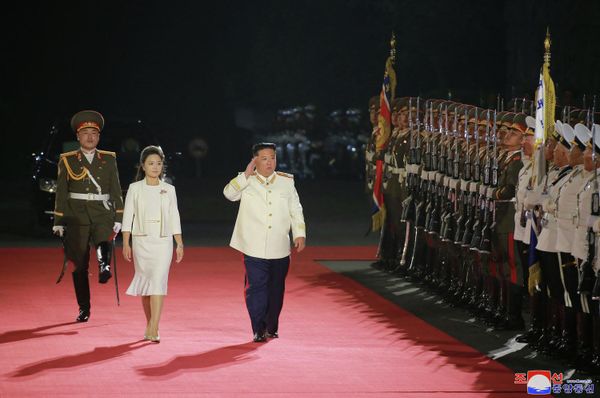 الزعيم الكوري الشمالي كيم جونغ أون يتفقد حرس الشرف مع زوجته ري سول جو خلال عرض عسكري بمناسبة الذكرى الـ90 لتأسيس الجيش الثوري الشعبي الكوري الشمالي في كيم إيل. ساحة سونغ في بيونغ يانغ. 25 أبريل 2022 - سبوتنيك عربي