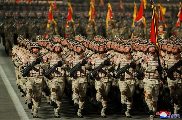 القوات العسكرية خلال عرض عسكري بمناسبة الذكرى الـ90 لتأسيس الجيش الثوري الشعبي الكوري الشمالي في كيم إيل. ساحة سونغ في بيونغ يانغ. 25 أبريل 2022 - سبوتنيك عربي
