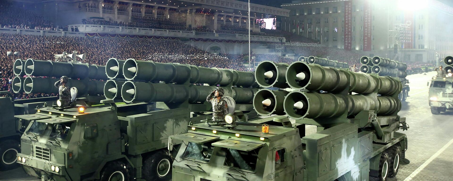 قاذفات صواريخ خلال عرض عسكري للاحتفال بالذكرى الـ90 لتأسيس الجيش الثوري الشعبي الكوري الشمالي في كيم إيل. ساحة سونغ في بيونغ يانغ. 25 أبريل 2022 - سبوتنيك عربي, 1920, 29.07.2023