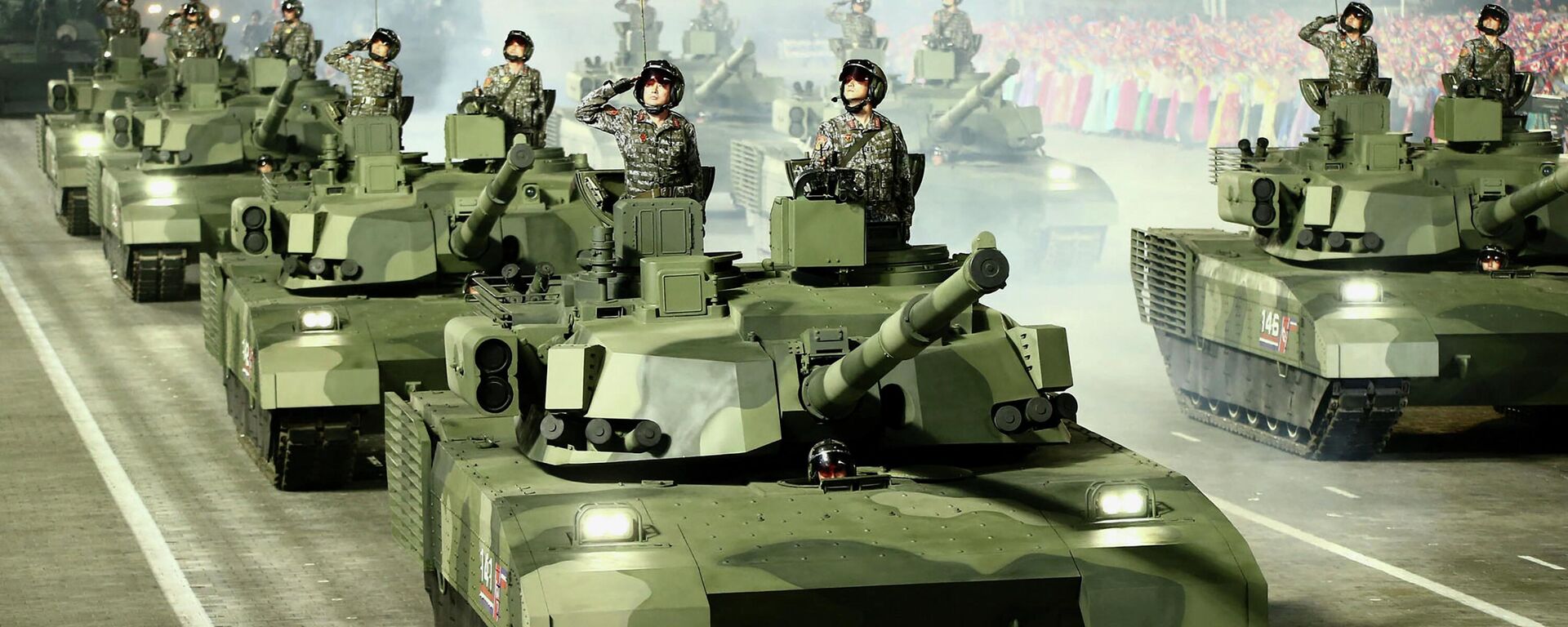 جنود كوروين يحييون الحضور من الدبابات خلال عرض عسكري للاحتفال بالذكرى الـ90 لتأسيس الجيش الثوري الشعبي الكوري الشمالي في كيم إيل. ساحة سونغ في بيونغ يانغ. 25 أبريل 2022 - سبوتنيك عربي, 1920, 11.08.2022