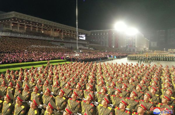  عرض عسكري للاحتفال بالذكرى الـ90 لتأسيس الجيش الثوري الشعبي الكوري الشمالي في كيم إيل. ساحة سونغ في بيونغ يانغ. 25 أبريل 2022 - سبوتنيك عربي