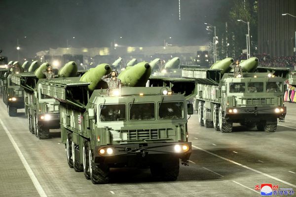 مركبات تحمل صواريخ خلال عرض عسكري للاحتفال بالذكرى الـ90 لتأسيس الجيش الثوري الشعبي الكوري الشمالي في كيم إيل. ساحة سونغ في بيونغ يانغ. 25 أبريل 2022 - سبوتنيك عربي
