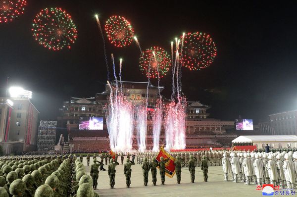 ألعاب نارية خلال عرض عسكري بمناسبة الذكرى الـ90 لتأسيس الجيش الثوري الشعبي الكوري الشمالي في كيم إيل. ساحة سونغ في بيونغ يانغ. 25 أبريل 2022 - سبوتنيك عربي