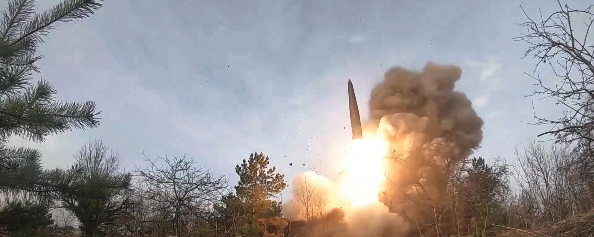 إطلاق صاروخ إسكندر على مستودع يحتوي على أسلحة قوات نظام الحكم الأوكراني - سبوتنيك عربي, 1920, 20.11.2022