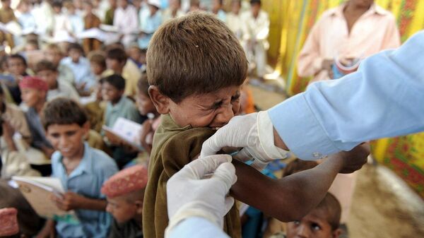 طفل يتلقى تطعيما ضد التهاب الكبد في باكستان، 8 سبتمبر/ أيلول 2010 - سبوتنيك عربي