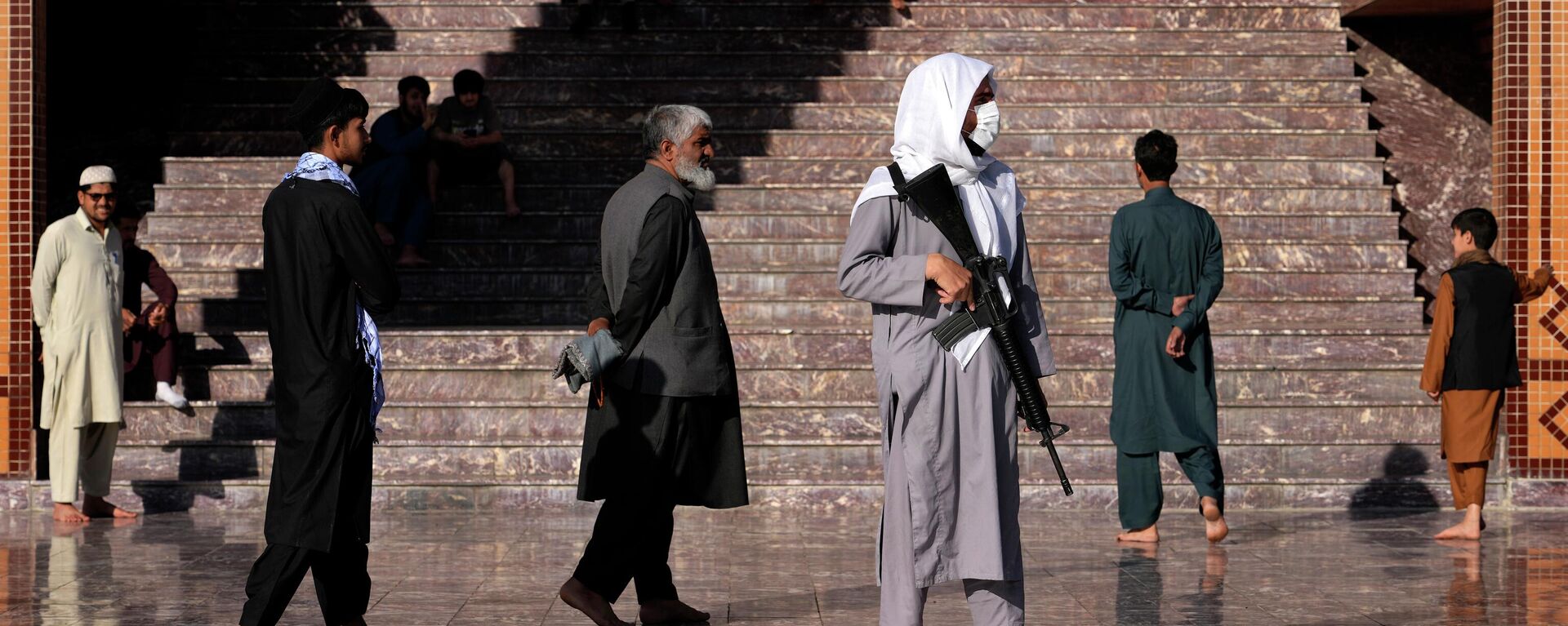 عناصر من طالبان يحرسون مسجد في أول أيام عيد الفطر في كابول، أفغانستان 1 مايو 2022.  - سبوتنيك عربي, 1920, 30.11.2022