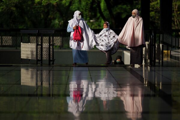مسلمون يرتدون كمامات يدخلون المسجد الوطني للصلاة في عيد الفطر، في كوالالمبور، ماليزيا 2 مايو 2022. - سبوتنيك عربي