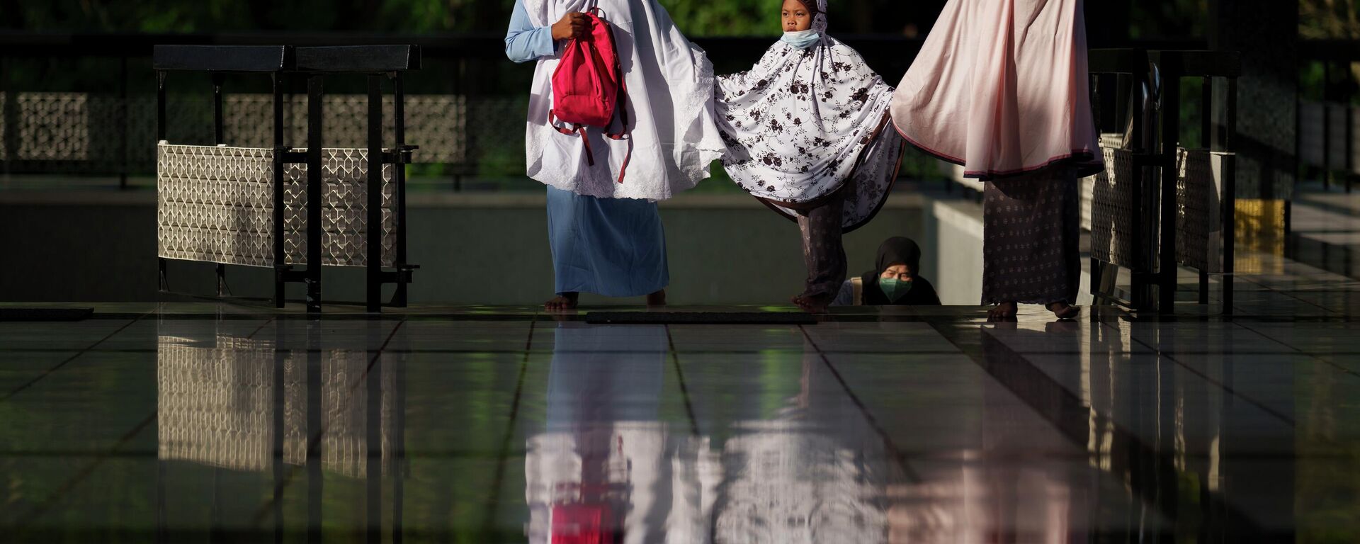 مسلمون يرتدون كمامات يدخلون المسجد الوطني للصلاة في عيد الفطر، في كوالالمبور، ماليزيا 2 مايو 2022. - سبوتنيك عربي, 1920, 27.09.2024
