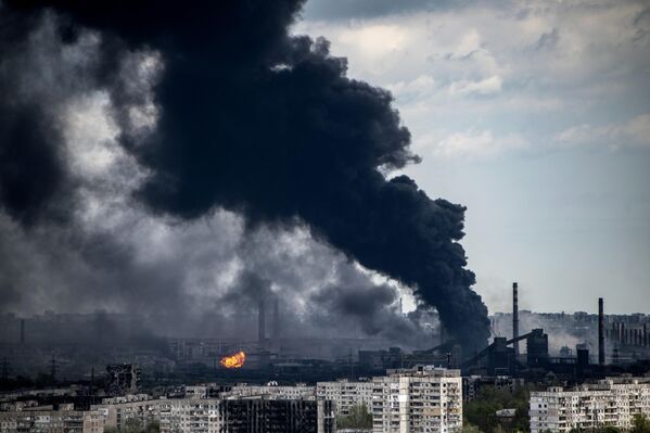 قصف القوات المسلحة الأوكرانية لمباني على أراضي مصنع المعادن آزوفستال في ماريوبول، أوكرانيا 2 مايو 2022 - سبوتنيك عربي