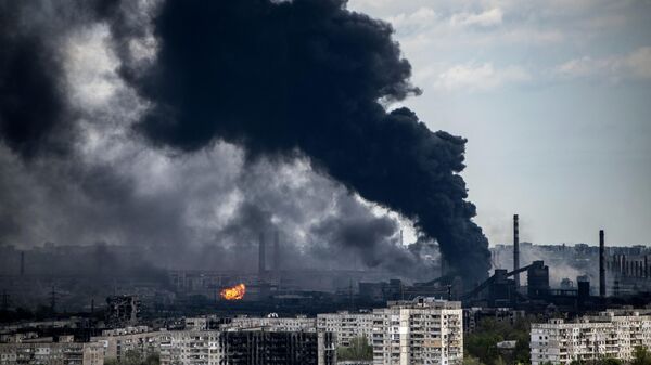 قصف القوات المسلحة الأوكرانية لمباني على أراضي مصنع المعادن آزوفستال في ماريوبول، أوكرانيا 2 مايو 2022 - سبوتنيك عربي