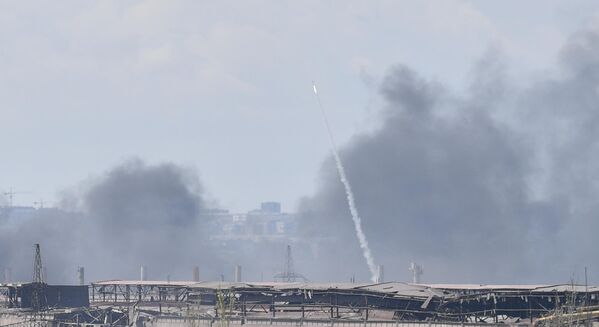 إطلاق صاروخ من أراضي مصنع المعادن آزوفستال في ماريوبول، أوكرانيا 3 مايو 2022 - سبوتنيك عربي