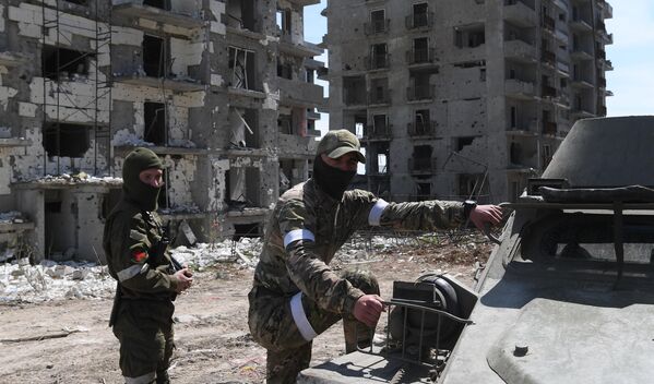 مشاة البحرية من القوات المسلحة الروسية بالقرب من مصنع الصلب آزوفستال في ماريوبول، أوكرانيا 3 مايو 2022 - سبوتنيك عربي