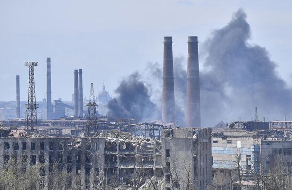 مصنع المعادن آزوفستال في ماريوبول، في الخلفية توجد كنيسة الشفاعة المقدسة،أوكرانيا 3 مايو 2022 - سبوتنيك عربي