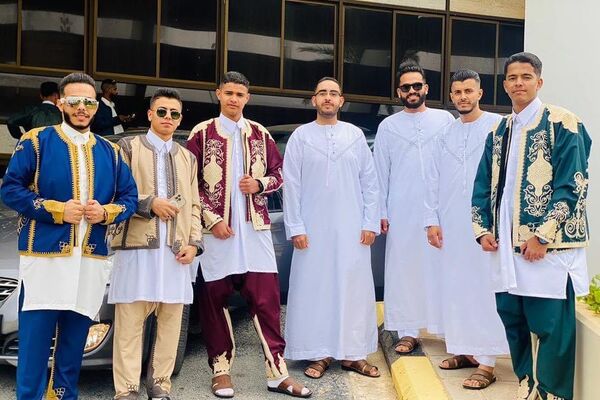 شباب بنغازي يحتفلون بعيد الفطر بالزي الوطني بمشاركة قائد عام الجيش - سبوتنيك عربي