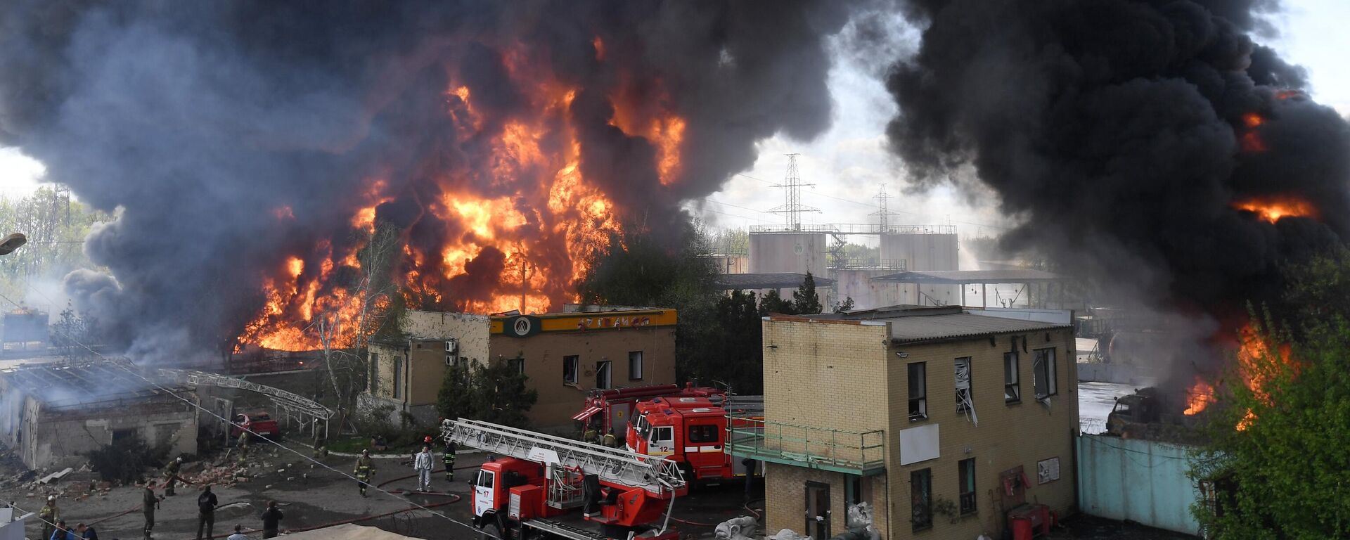 انفجار مستودع نفط في ماكييفكا في جمهورية دونيتسك الشعبية جراء قصفه من القوات المسلحة الأوكرانية، 4 مايو 2022 - سبوتنيك عربي, 1920, 13.08.2022