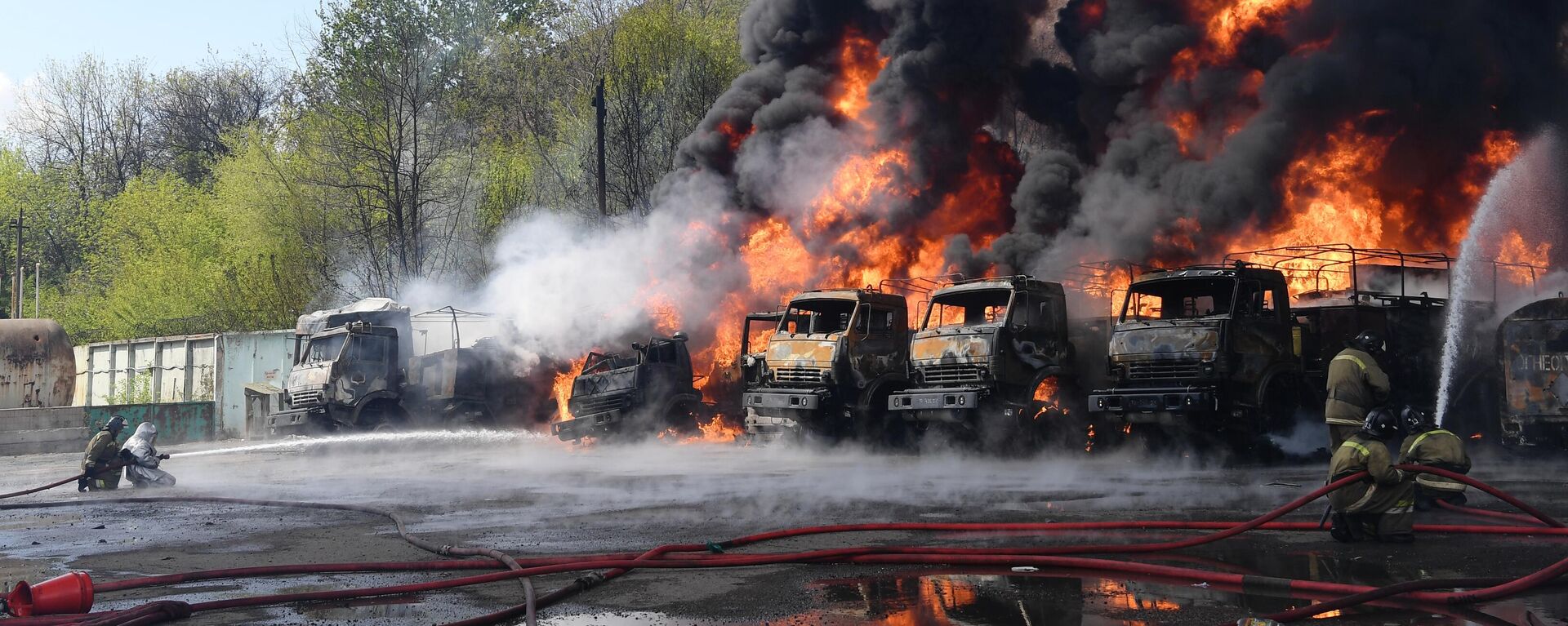انفجار مستودع نفط في ماكييفكا في جمهورية دونيتسك الشعبية جراء قصفه من القوات المسلحة الأوكرانية، 4 مايو 2022 - سبوتنيك عربي, 1920, 11.05.2023