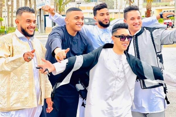 شباب بنغازي يحتفلون بعيد الفطر بالزي الوطني بمشاركة قائد عام الجيش - سبوتنيك عربي