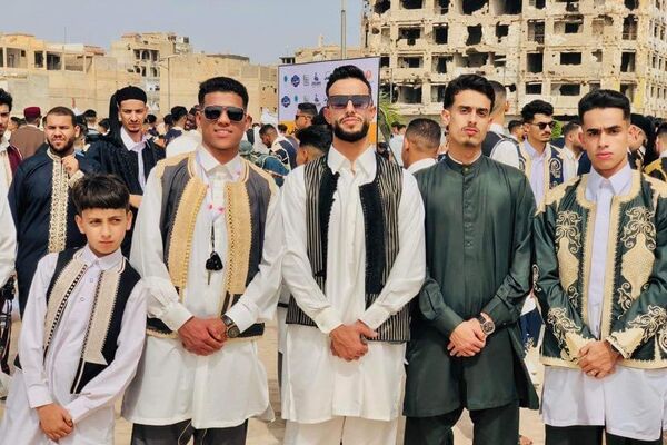 شباب بنغازي يحتفلون بعيد الفطر بالزي الوطني بمشاركة قائد عام الجيش - سبوتنيك عربي