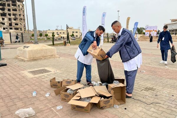 شباب بنغازي يحتفلون بعيد الفطر بالزي الوطني بمشاركة قائد عام الجيش - سبوتنيك عربي