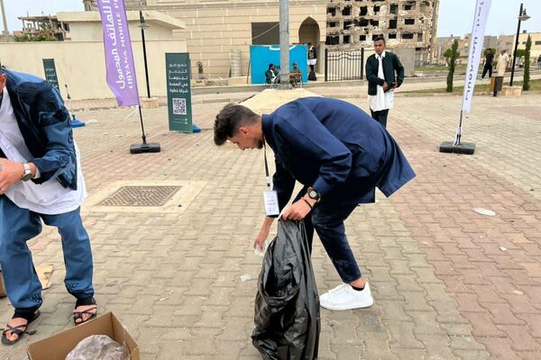 شباب بنغازي يحتفلون بعيد الفطر بالزي الوطني بمشاركة قائد عام الجيش - سبوتنيك عربي