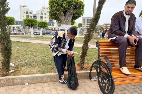 شباب بنغازي يحتفلون بعيد الفطر بالزي الوطني بمشاركة قائد عام الجيش - سبوتنيك عربي