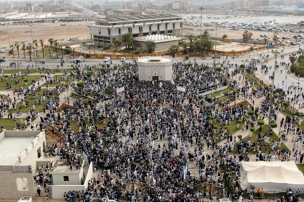 شباب بنغازي يحتفلون بعيد الفطر بالزي الوطني بمشاركة قائد عام الجيش - سبوتنيك عربي