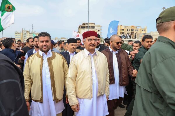 شباب بنغازي يحتفلون بعيد الفطر بالزي الوطني بمشاركة قائد عام الجيش - سبوتنيك عربي