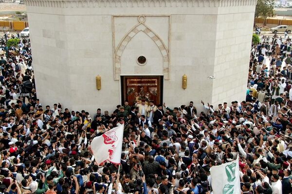 شباب بنغازي يحتفلون بعيد الفطر بالزي الوطني بمشاركة قائد عام الجيش - سبوتنيك عربي
